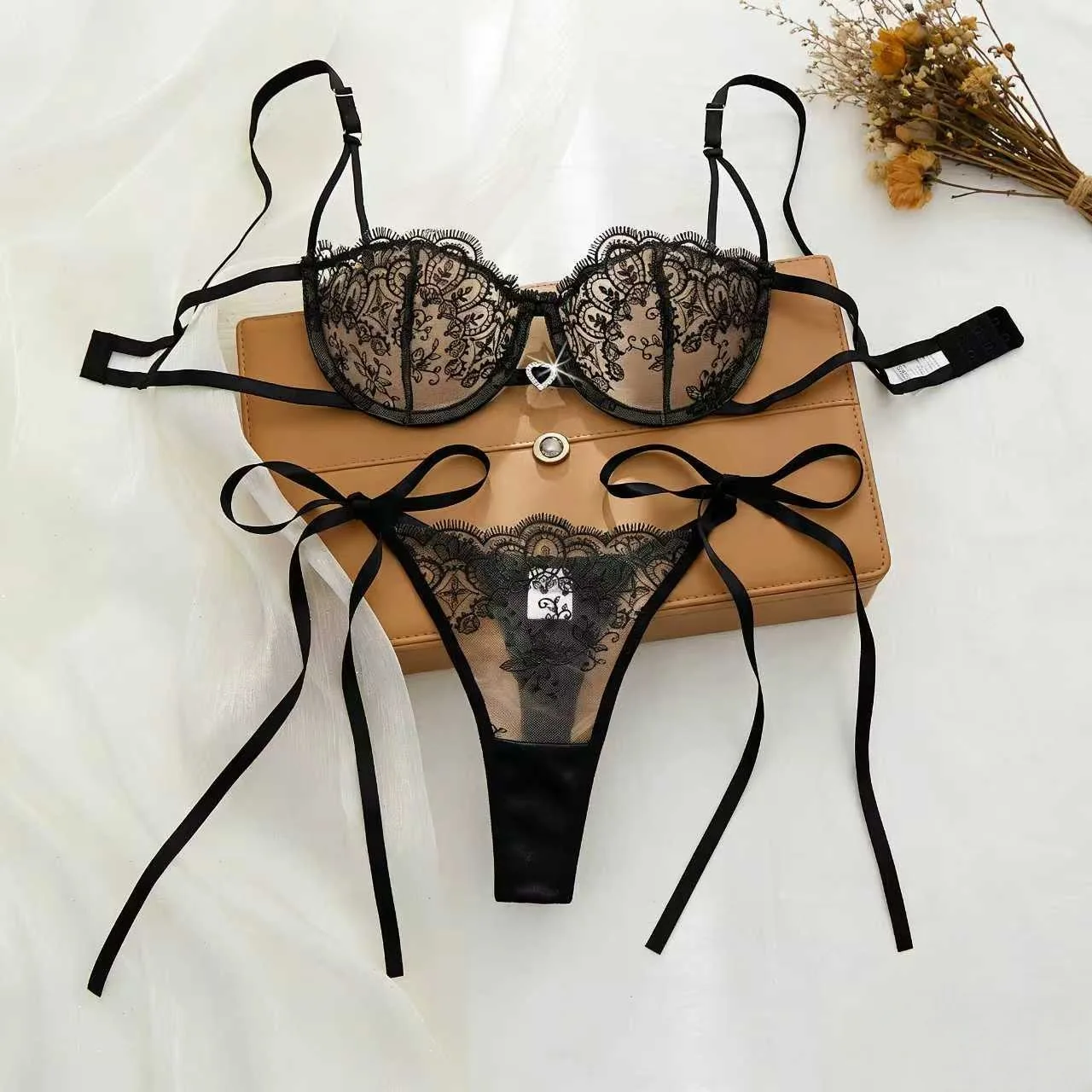 

Женский сексуальный атласный прозрачный комплект нижнего белья с цветочной вышивкой, бюстгальтер и короткое нижнее белье, эротическая одежда для сна для женщин
