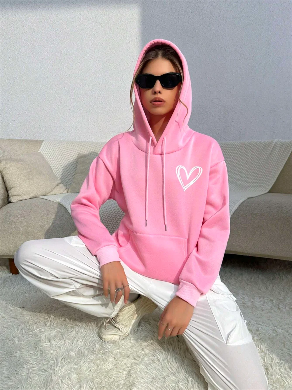 

2024 Autumn and Winter Hot Sale EZwear Heart Graphic Printed Drop Shoulder Drawstring Thermal Lined Women Fashion Cotton Hoodie