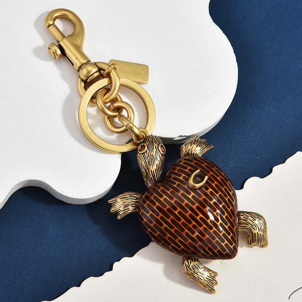 Vintage Schildkröten-Handtaschenanhänger, brauner Emaille-Schlüsselanhänger in Antikgold, Old Money Geldbörsenanhänger, individuelles Etikett, Geschenk für Damen, Designer-Taschen – Detail 4