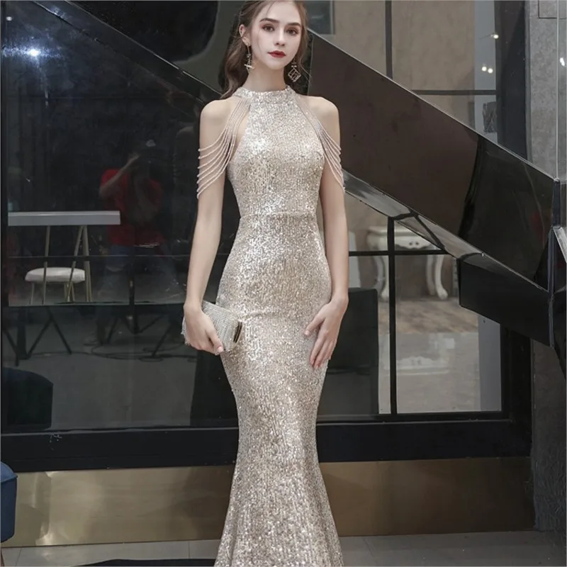 

A halter-neck banquet dress with fish-tail light luxury and niche style for the host