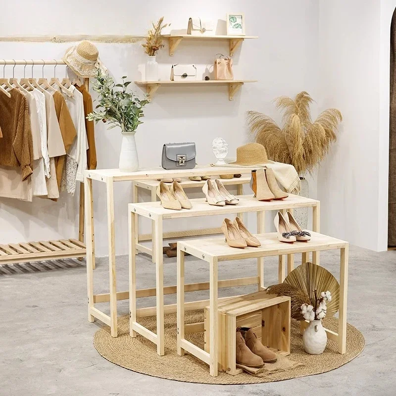 

Магазин женской одежды. Высокая и низкая струящаяся водная платформа из массива дерева. Стенд Nakajima.