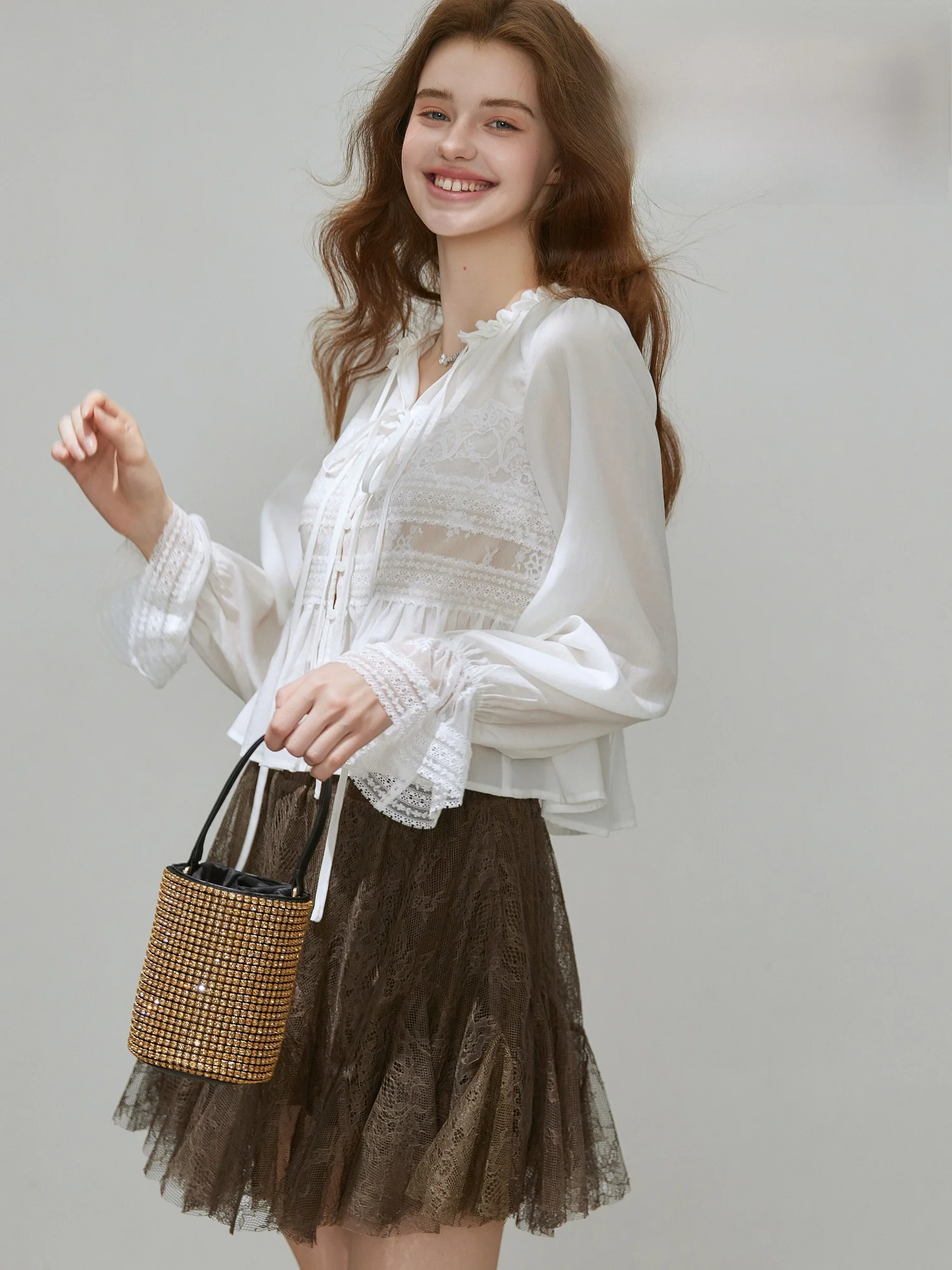 

Cindral Xidi Осень 2025 Женская шелковая рубашка с длинным рукавом, свободного кроя, легкая, с дизайном на шнурке, дышащая, из хлопка