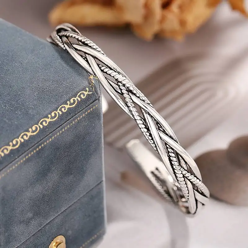 Huitan Armband mit Zopfdesign für Damen, silberfarben, vielseitig, für den Alltag, Party, trendige Accessoires, zarter, eleganter Metallschmuck