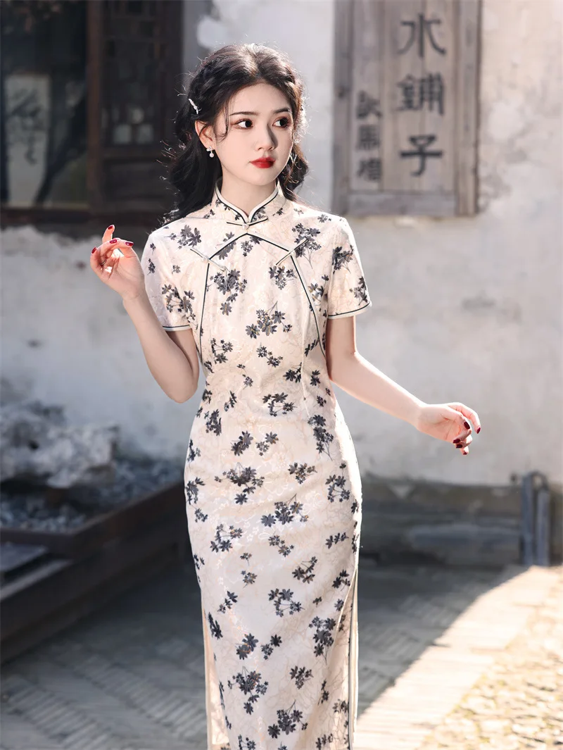 2024 Spring/Summer New Lace Square Front Mid length Qipao Small Fresh Fragmented Flower Low slit Cheongsam