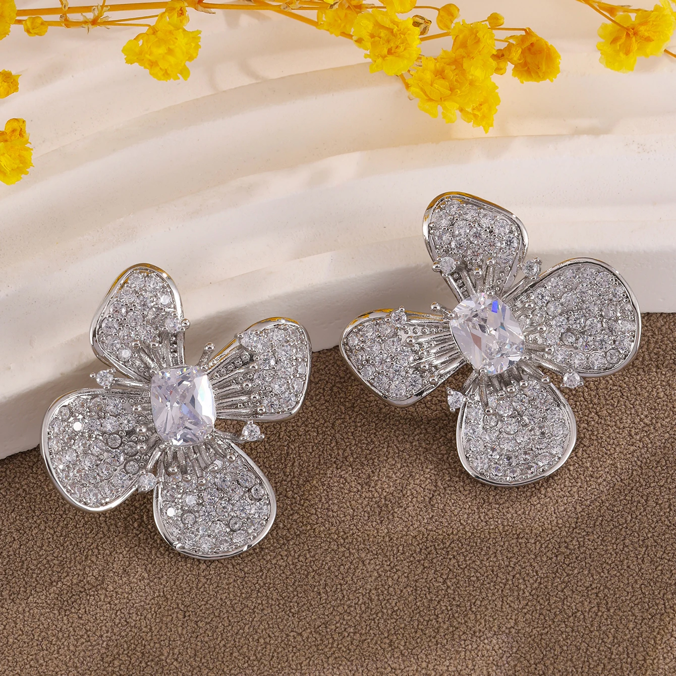 ZAKOL Luxuriöse Vintage-Blumenform-Ohrstecker für Damen, mehrfarbiger Zirkonia-Stein, auffälliger Ohrschmuck für Hochzeiten – Detail 5
