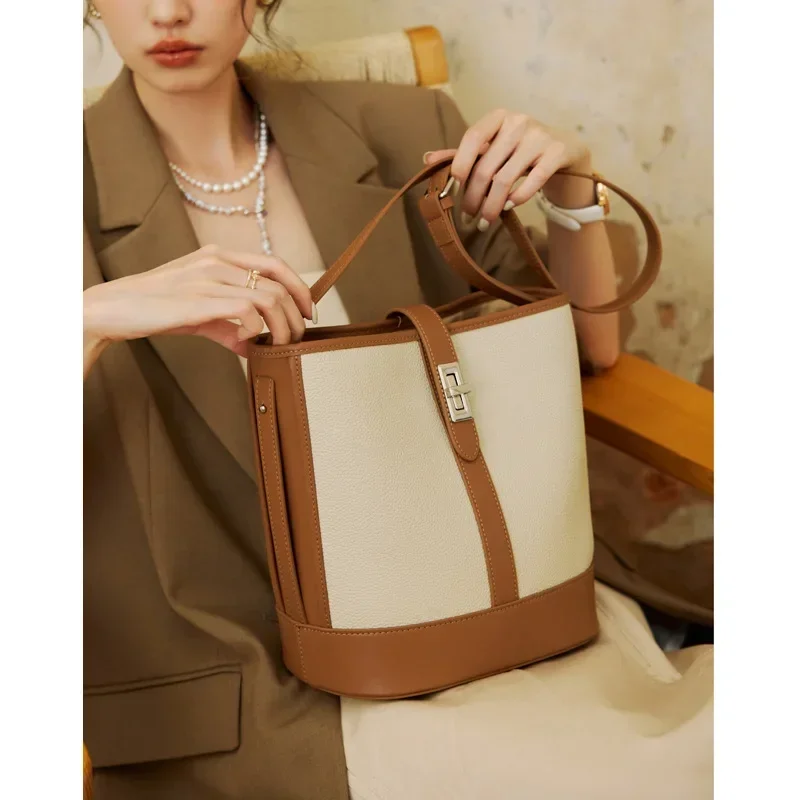 

Leather cowhide bag large capacity luxury and advanced design bucket bag hand bill of lading shoulder wallet high quality.