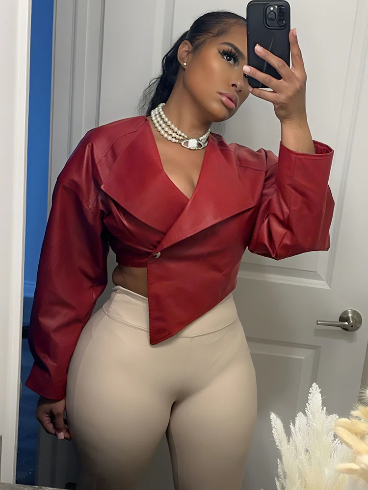 이상한 푸스 인조 가죽 크롭 재킷 여성 크로스 넥 힙스터 싱글 버튼 불규칙 가을 트렌드 와일드 베이직 섹시 스트리트웨어 코트