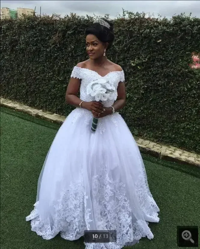 Passen Sie Vintage-Hochzeitskleider aus weißem Tüll in A-Linie an, schulterfrei, V-Ausschnitt, Spitzenapplikationen, Prinzessin-Brautkleider