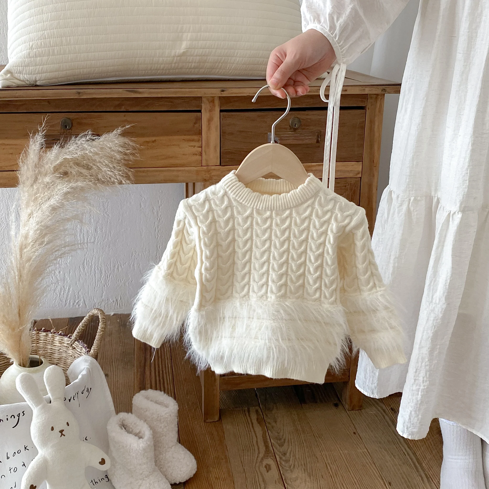 

A plain round-neck knitted sweater for baby girls in autumn and winter, a casual top for princess fur