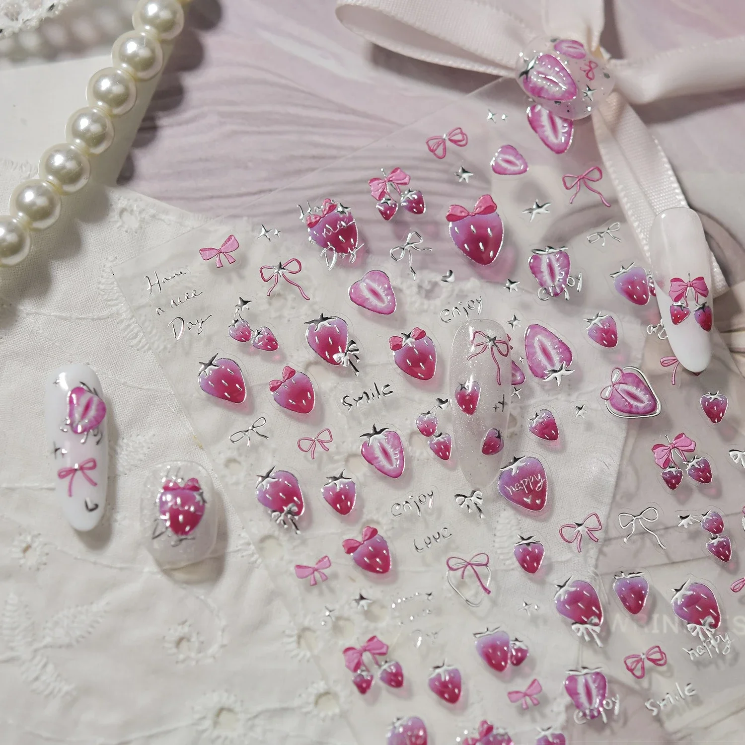 Con cornice in pizzo a farfalla colorata Piccoli adesivi decorativi per unghie 1PCS 5D Accessori per nail art con bolle di fragola e pesce rosa