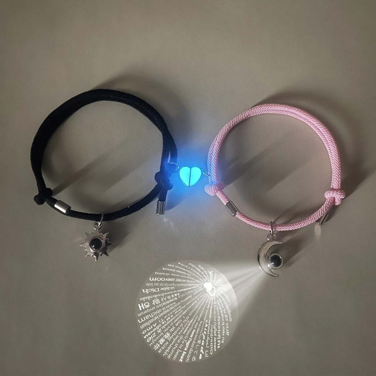 Pulsera de pareja con proyección de sol y luna con corazón luminoso, 2 pulseras tejidas que dicen te amo en 100 idiomas