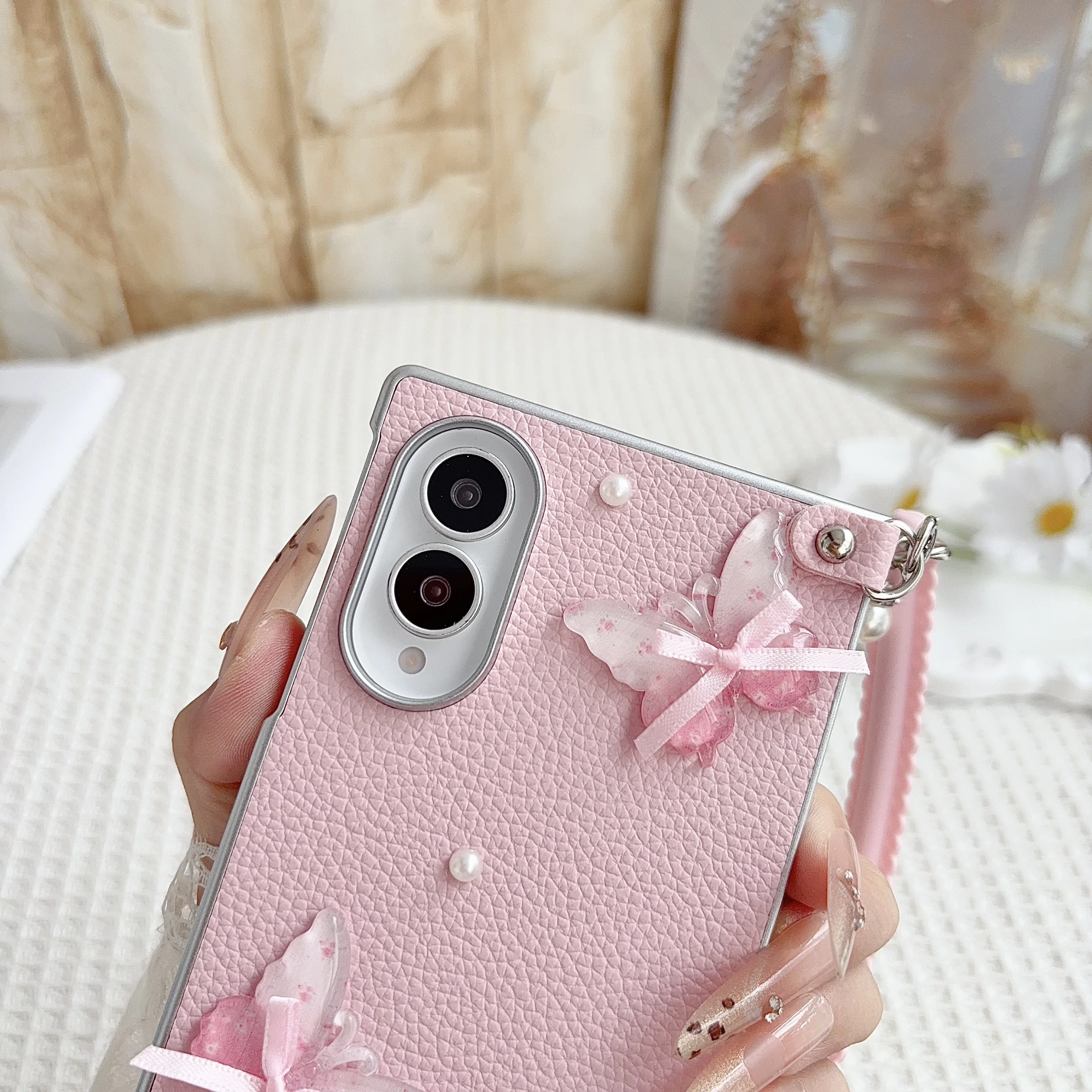 Etui na telefon Samsung Galaxy Z Fold8 Fold 8 Wide ze skóry z wzorem 3D motyla, perłami i liściem litchi, odporne na wstrząsy, z elastycznym paskiem, smukłe. — zdjęcie produktu 3