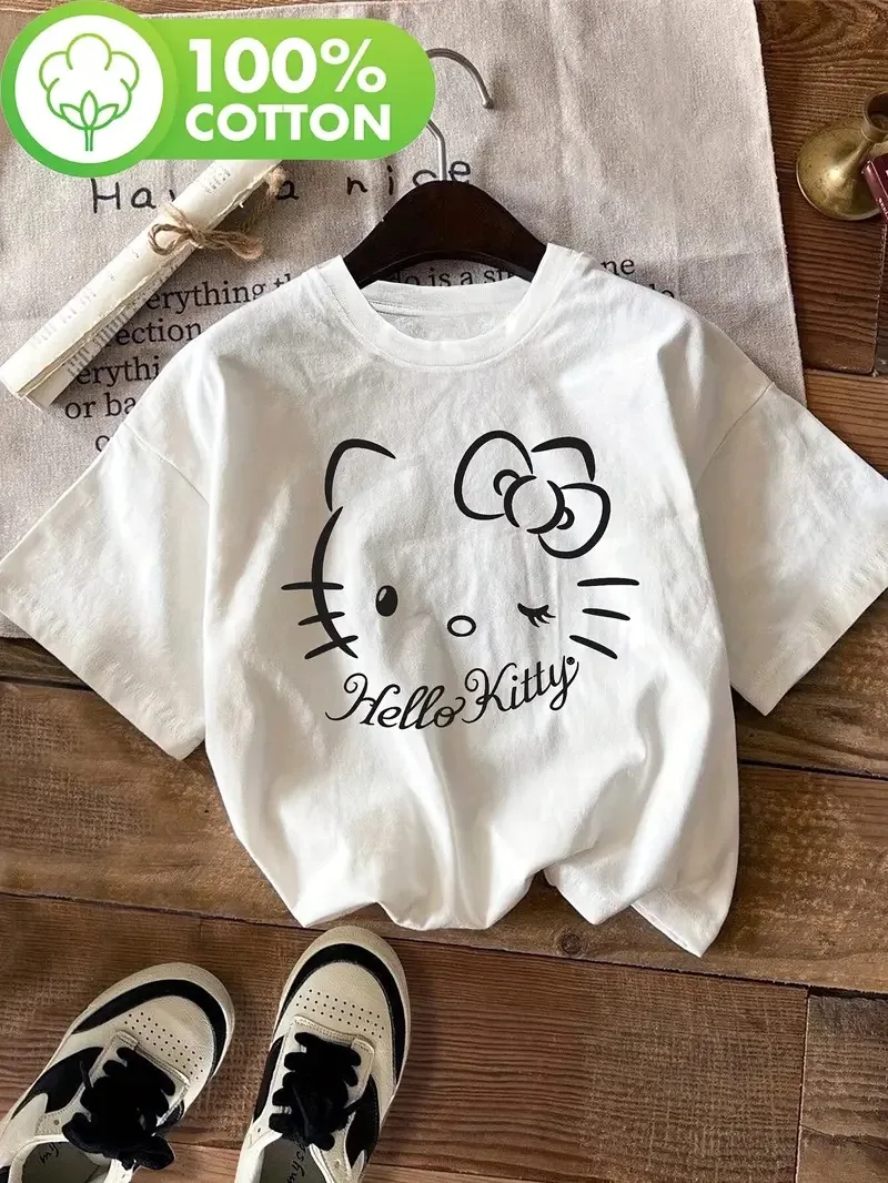 

Хлопковая футболка Hello Kitty Bow Design с классическим рисунком Hello Kitty Face с бантом и надписью Hello Kitty "Hello Kitty" на мягком хлопке