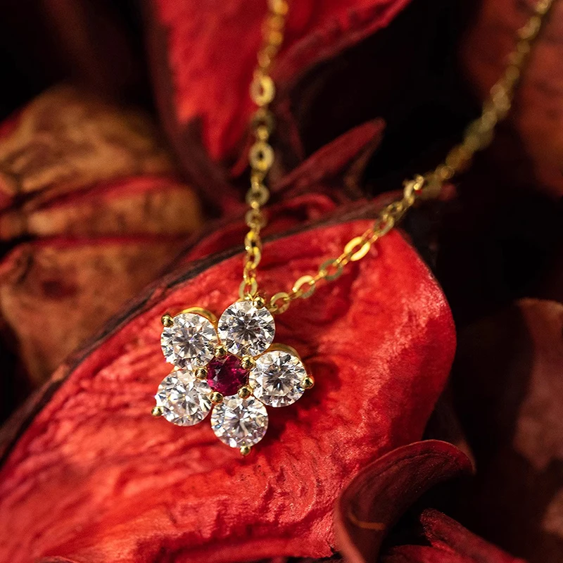 Huitan Süße blumenförmige Anhänger-Halskette mit rotem Zirkonia für Damen, wunderschöne ästhetische Accessoires, glänzender Party-Schmuck