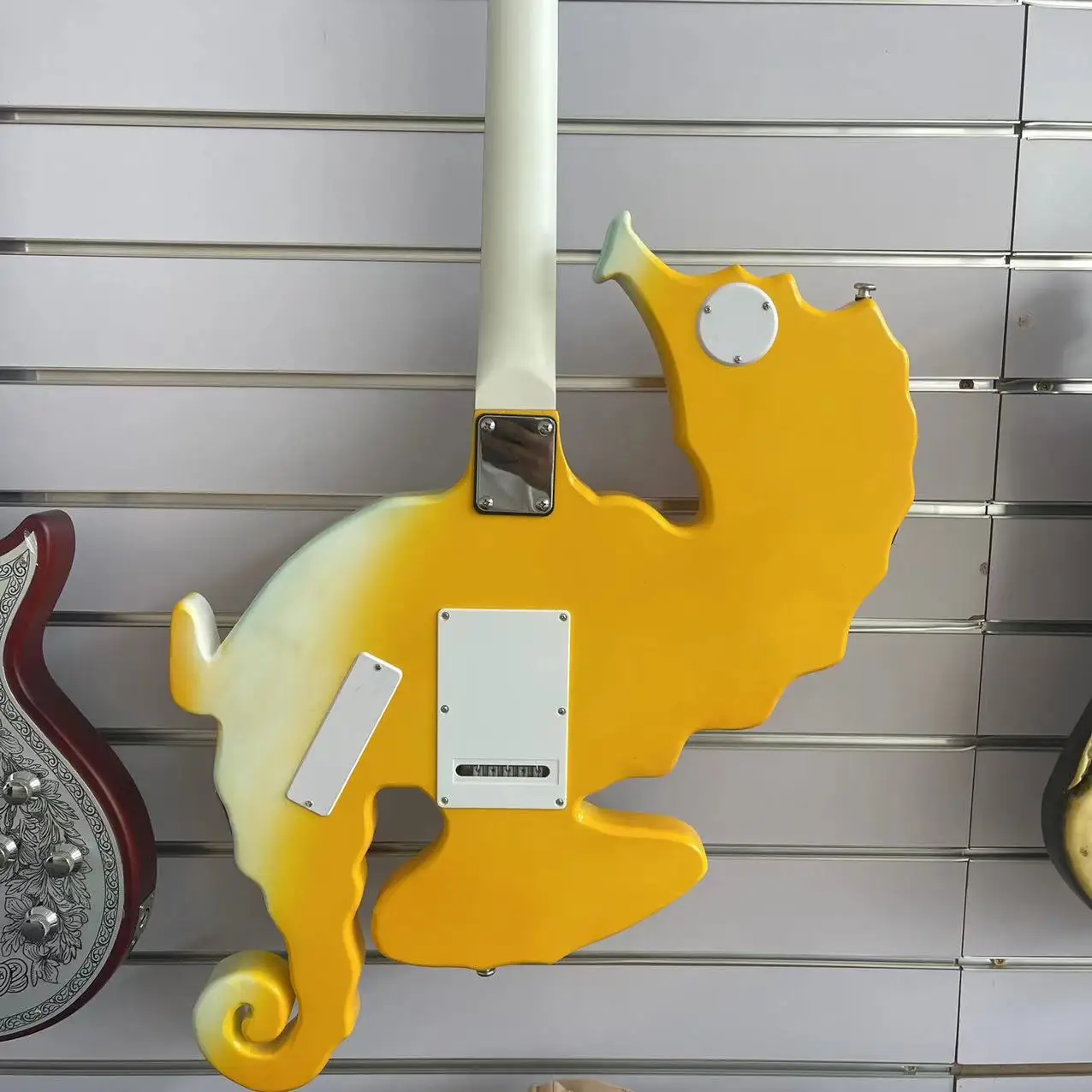 In stock, 6-chord seahorse carved electric guitar, hand-painted yellow body, with real shipping pictures. Order and ship immedia