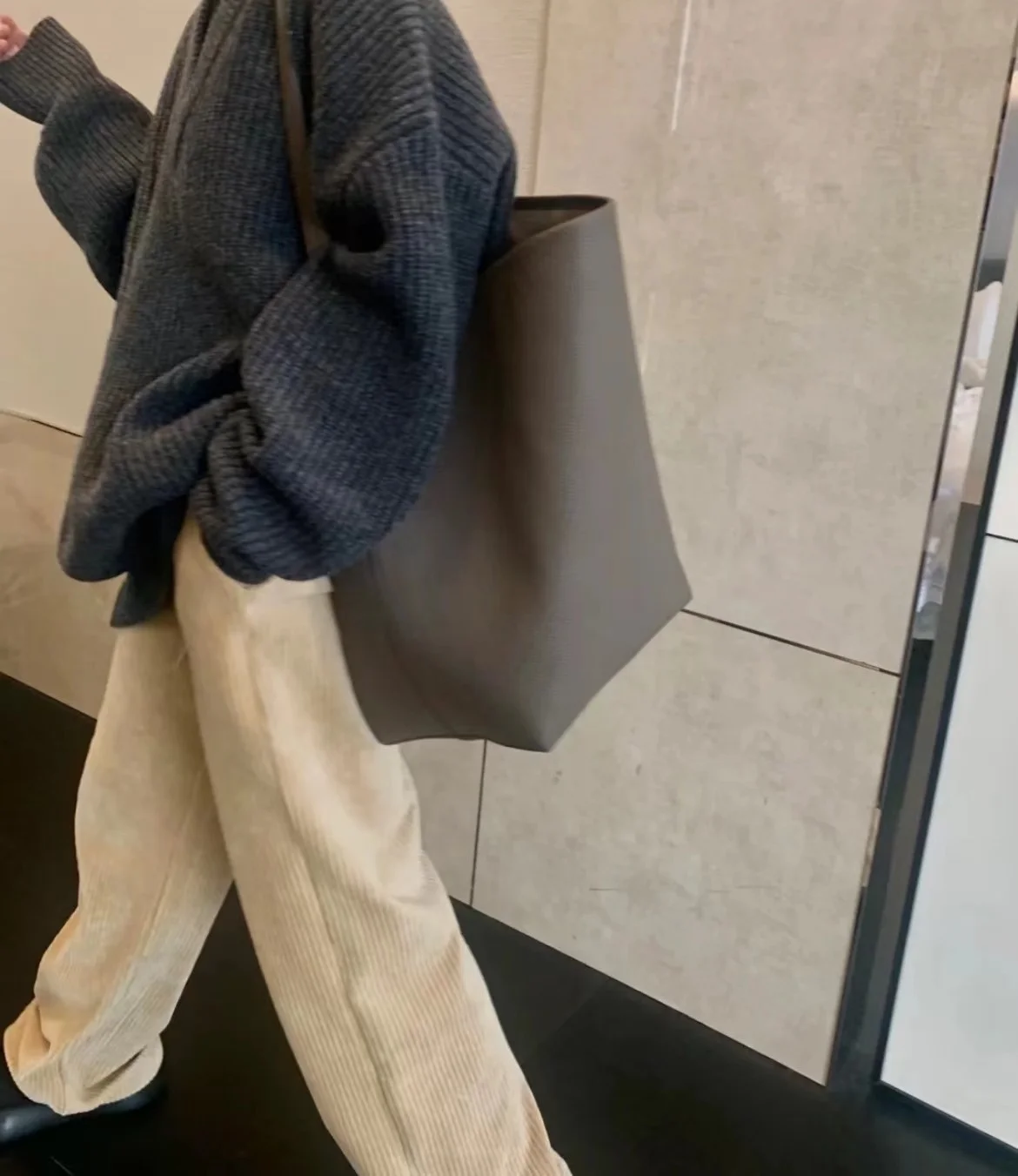 Cowhide Autumn Winter Bag: Durable, Breathable Large-Capacity Commuter Tote Bag for Women Single-Shoulder Bucket Bag view 2