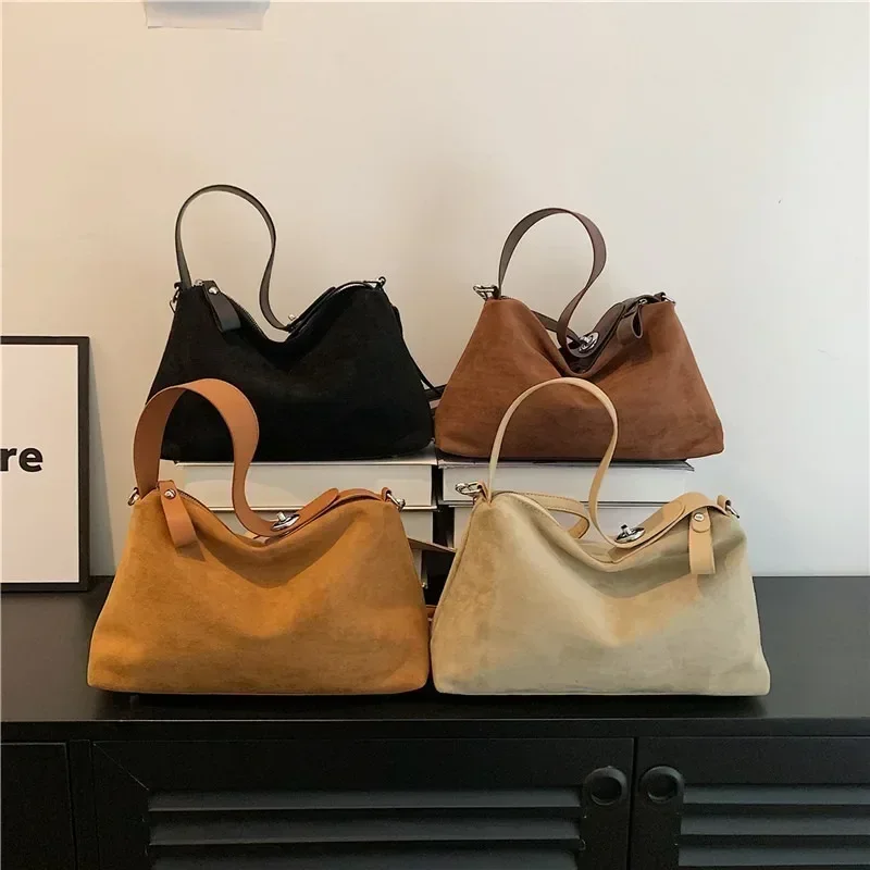 Bolsa de ombro com zíper de camurça, bolsa versátil da moda para mulheres, travesseiro, sólida, bolsa crossbody casual com alça superior