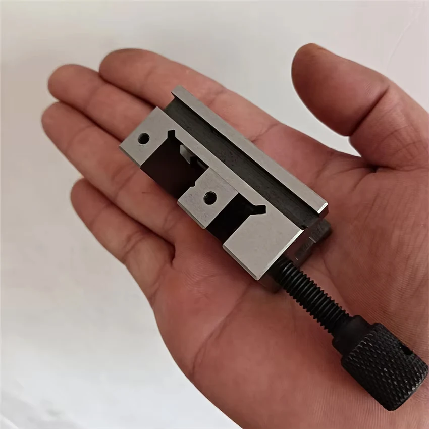 

Micro Precision Flat Mouth Pliers Mini Cross V-shaped Mouth Pliers Hand Tools Mini Steel Vise Clamp QGG25/33/38 1/1.3/1.5 Inch