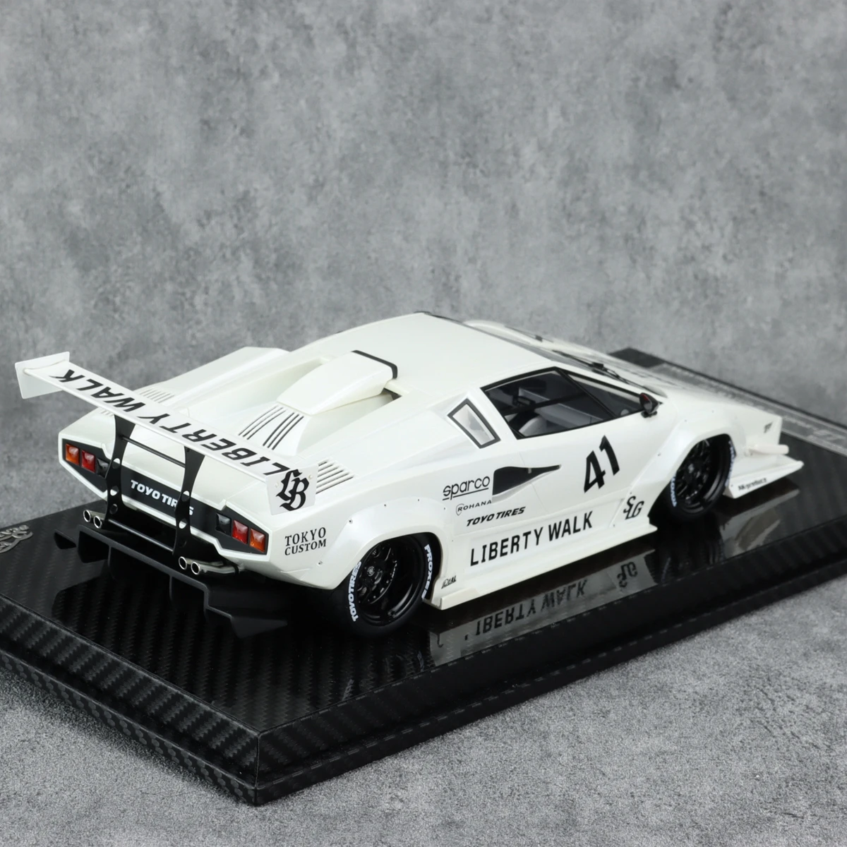 VIP Models 1:18 Countach LB White Simulation Limited Edition Resin Metal Static Car Model Toy Gift