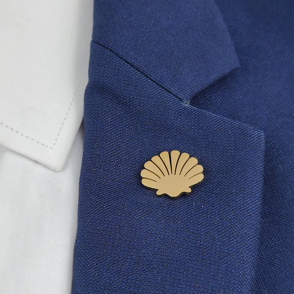 New shell fan-shaped men\'s lapel pin, stainless steel gold-plated badge, black brooch for suit accessories, gift for father