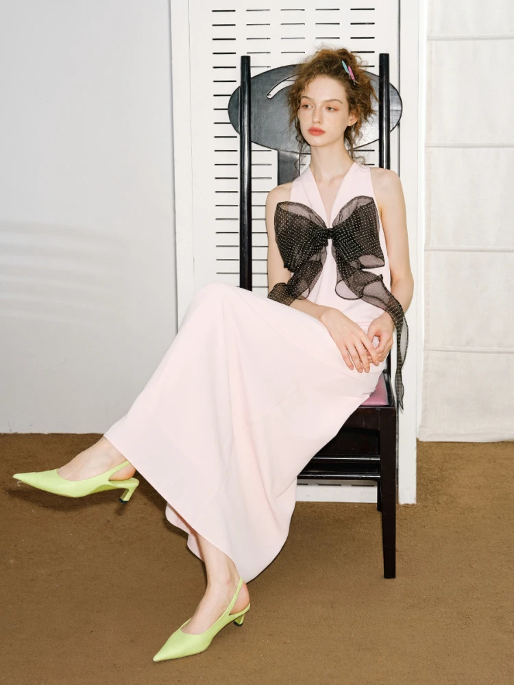 Vestido de satén rosa de la marca MANE Atelier con nudo 3D, estilo francés, corte en A, largo medio.