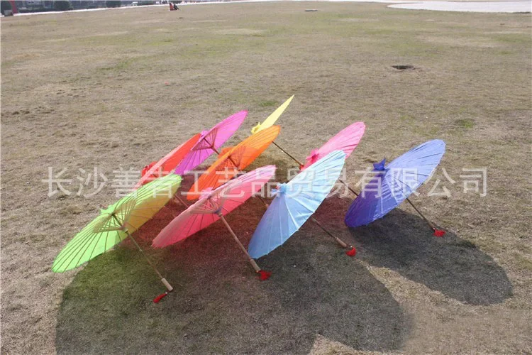 Chinesischer Farbiger Stoff-Regenschirm Weiß-Rosa Sonnenschirme Traditioneller Chinesischer Tanz-Farbschirm Japanische Seiden-Requisiten – Detail 12