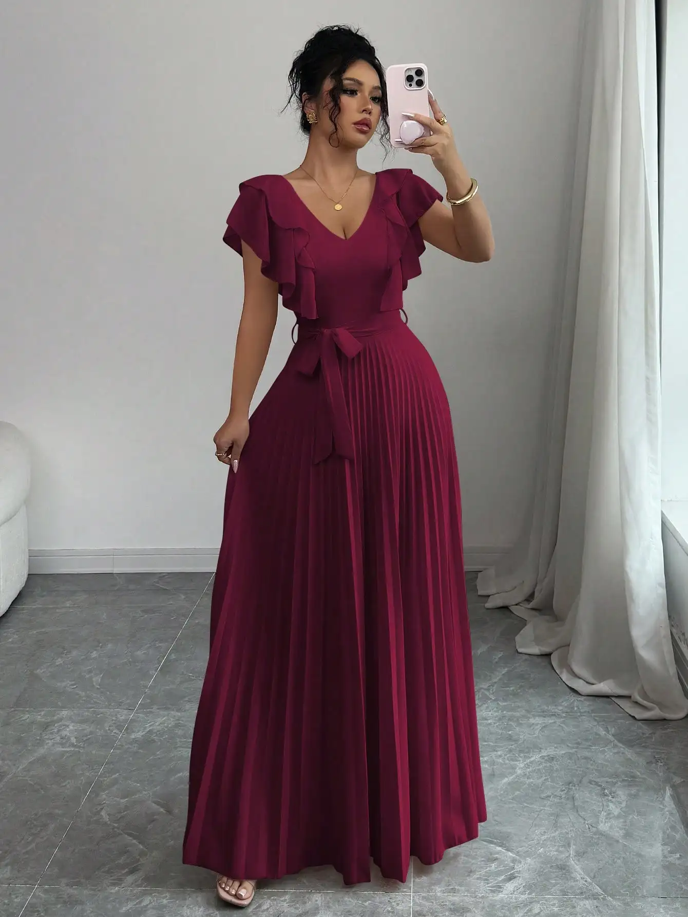 

Бордовое макси-платье А-силуэта с V-образным вырезом, плиссированными рукавами с рюшами и завязками на талии