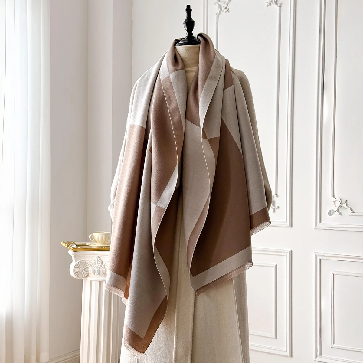 Eleganter Faux-Pashmina-Schal mit geometrischem Druck der Marke 2025, weich, warm, mit Fransen, ideal für Herbst und Winter im Freien – Detail 5