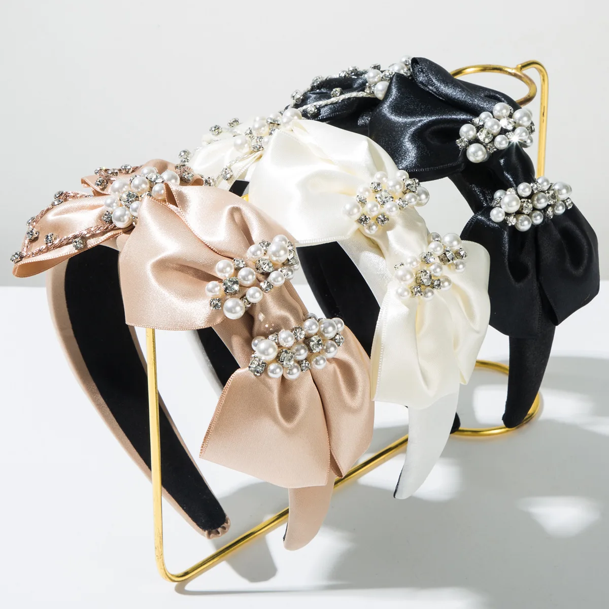 

Корейская модная повязка на голову в стиле барокко, украшенная бриллиантами и жемчужным бантом, легкая роскошная повязка для банкетов, высококачественные аксессуары для волос в стиле знаменитостей.