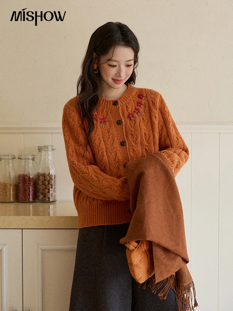 MISHOW Strickjacke Frau 2025, Wintermode, orangefarbene Zopfmuster-Strickjacke, Blumenstickerei, Retro-O-Ausschnitt, dickes Strickoberteil MXE86Z2737