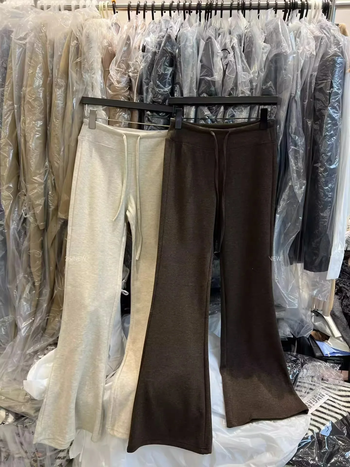 

Коричневые бархатные брюки-клеш женские, осенне-зимняя коллекция, широкие повседневные брюки с высокой талией на резинке...