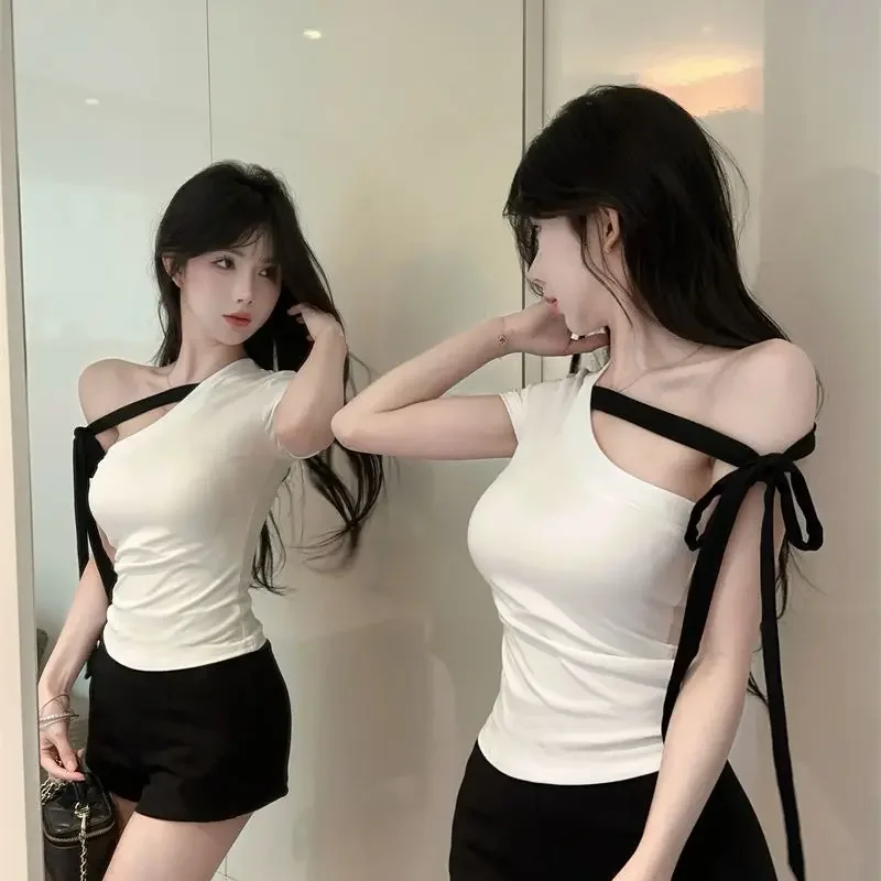 Camiseta de estilo coreano para mujer, camisetas informales de manga corta con hombros inclinados de Color contrastante, Top ajustado de verano 2025