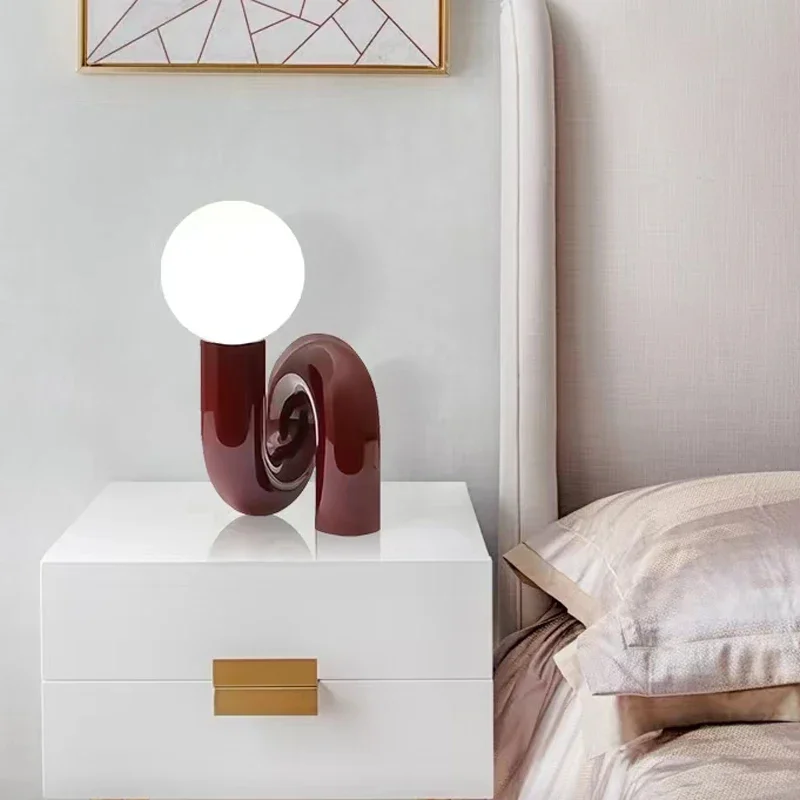 Lampada da tavolo in resina creativa moderna nordica Lampada da tavolo semplice di lusso per soggiorno camera da letto Lampada da tavolo per sala espositiva di design
