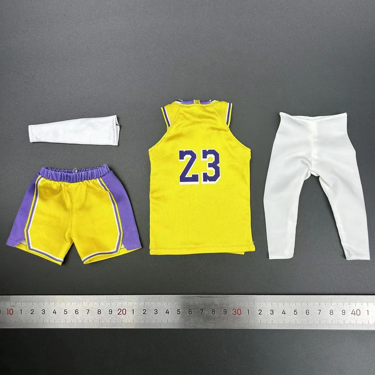 Soldato maschio in scala 1/6 n. 23 Set di vestiti gialli viola da basket, modello per corpo di action figure da 12 pollici