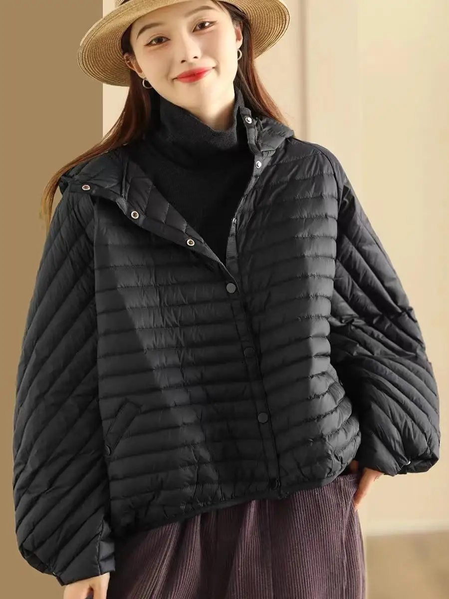 เสื้อแจ็คเก็ตขนเป็ดขาวน้ำหนักเบาสำหรับผู้หญิง รุ่นครอสบอร์เดอร์ 90 ทรงสั้น สไตล์ใหม่ฤดูหนาวปี 2025 ดีไซน์ศิลปะ