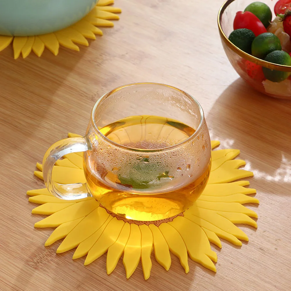 

2Pcs PVC Soft Sunflower Shaped Anti-slip Heat Insulating Placemats 19CM Large 9 9CM Small Table Protector Kitchen Utensils