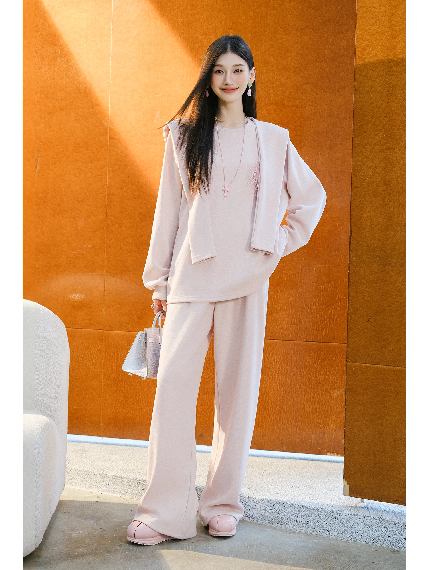 

Спортивный повседневный комплект MIUCO: свитшот с круглым вырезом и свободные брюки из высококачественного хлопка – полный комплект