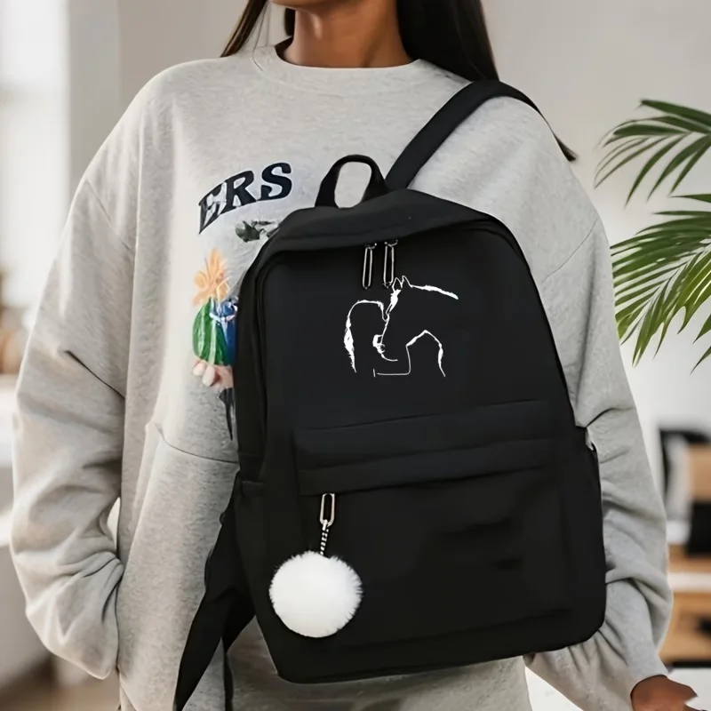 

Этот вместительный, повседневный и универсальный рюкзак идеально подходит для школьного сезона. Он имеет простой черно-белый дизайн.