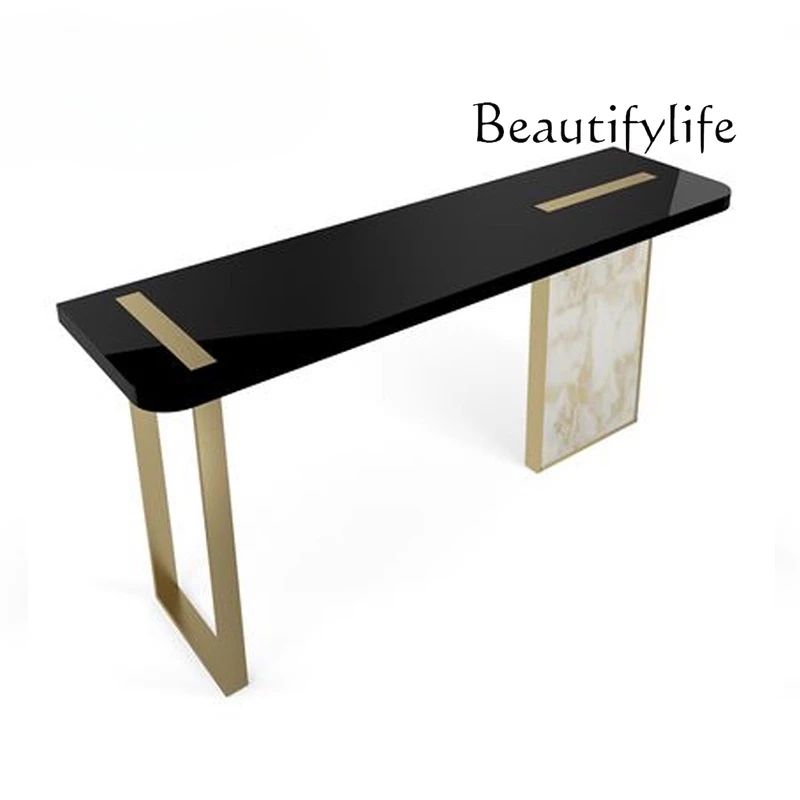 ทางเข้าบ้านสไตล์โมเดิร์นหรูหรา ทำจากสแตนเลส พร้อมพื้นทางเดินหินอ่อนสีแชมเปญโกลด์ เรียบง่าย