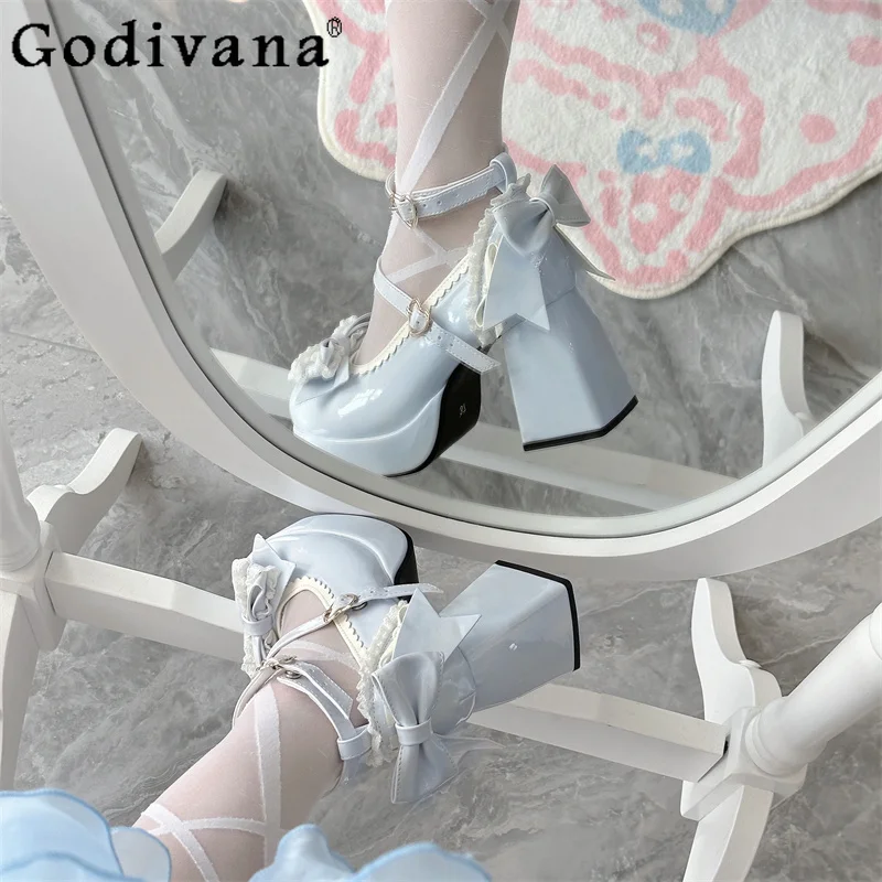 Zapatos de cabeza redonda con nudo de corazón de encaje Lolita, zapatos elegantes de tacón alto con boca ligera para estudiantes, zapatos originales japoneses para mujer