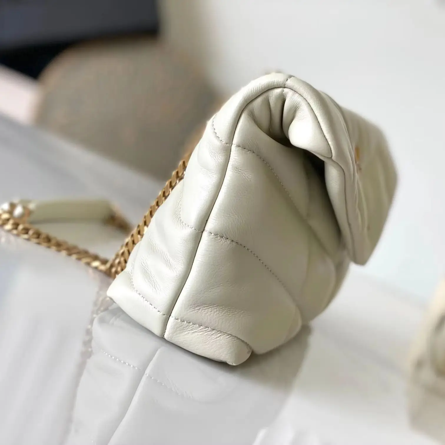 

Cream-colored quilted diamond-patterned loose tote bag, smooth leather curved flap bag.