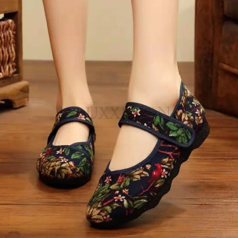 Flower Embroidered Women Shoes New Retro Embroidered Flat Bottom Comfortable Chinese Elements Casual Fabric Women Shoes