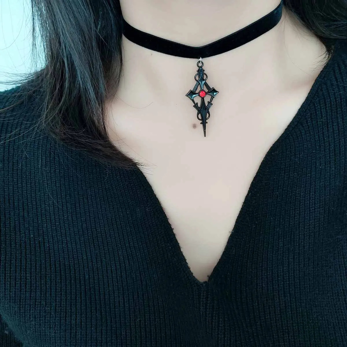Fashionable dark Gothic style cross-shaped hollowed-out carved pendant, black velvet strap choker necklace for women