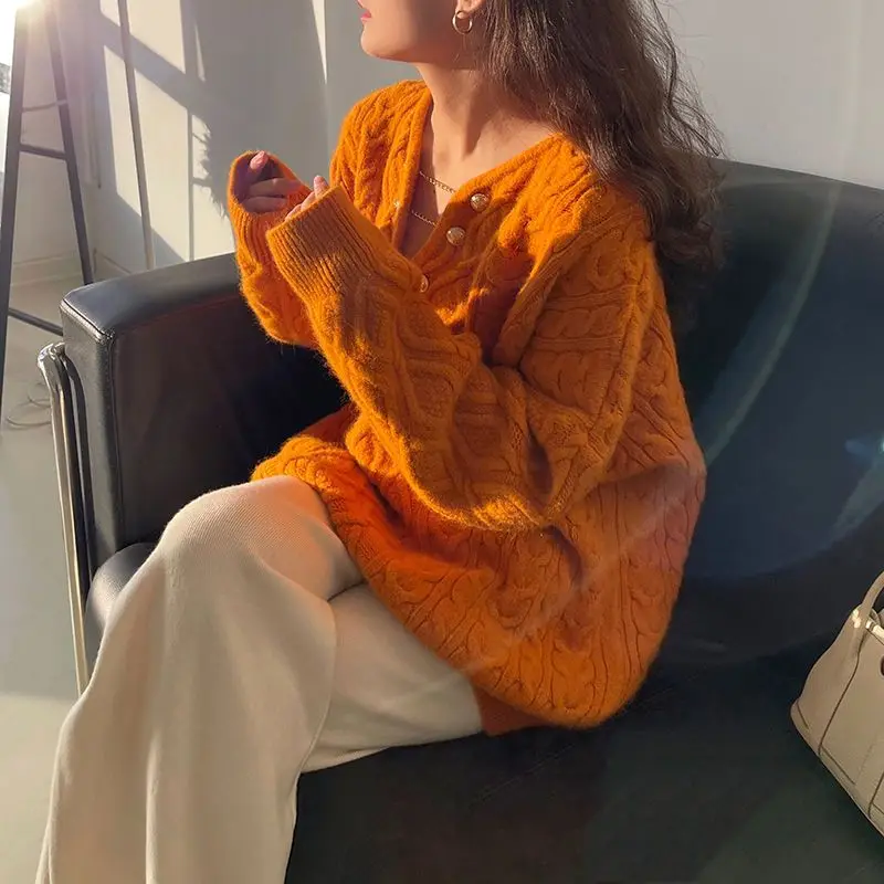 

V-Neck Twist Sweater Women 2024 Autumn Winter New Style Pullover Knitted Loose Loose Casual Long-Sleeved Top