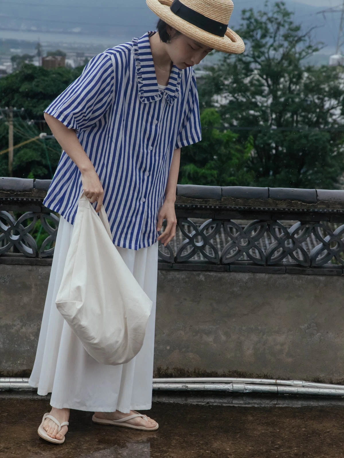 

Рубашка с воротником-рюшами в сине-белую полоску, коллекция 22aw, из высококачественного льна, оригинальный дизайн, на пуговицах