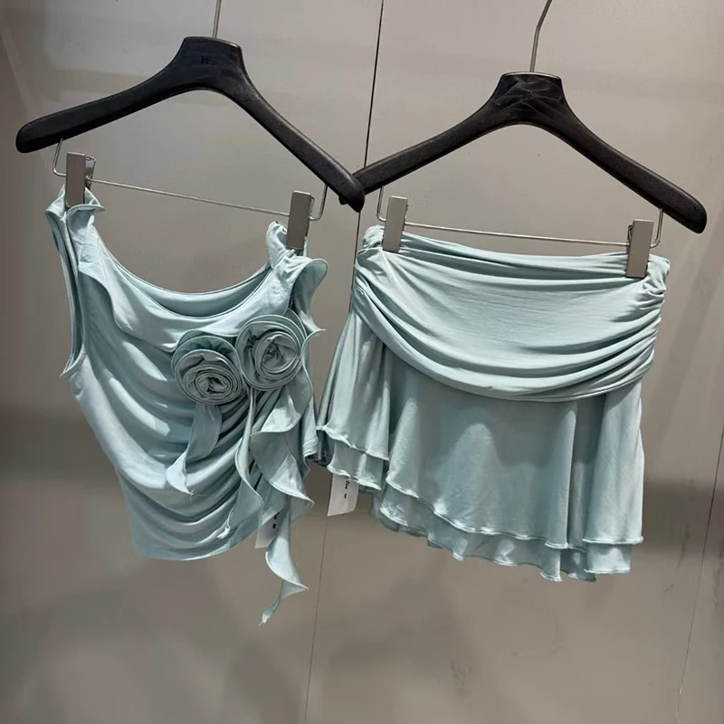 Dreidimensionales, florales, gerüschtes, lässiges Unterhemdoberteil für Damen, mehrlagiger Minirock mit unregelmäßiger Brust, hochwertiges Set, neu, 2025