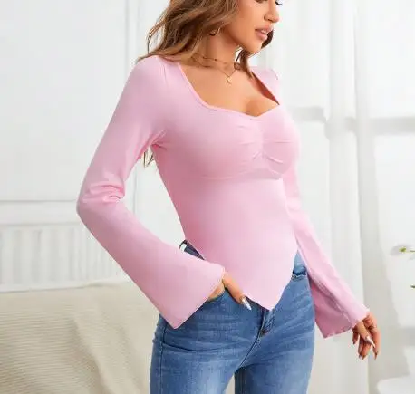 

Женская облегающая вязаная футболка с воротником-сердечком, длинным рукавом и асимметричным подолом для осени-зимы 2026