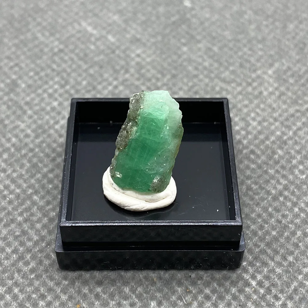 100% Natural green emerald mineral gem-grade crystal specimens stones and crystals quartz crystals +Box 37*27*25m\'m