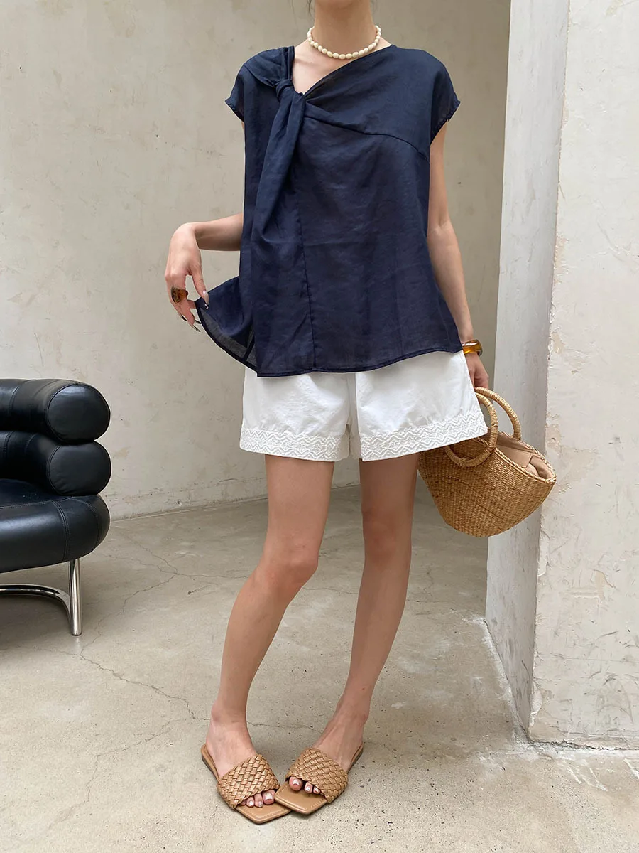 Sommerliches Damen-Shirt in unregelmäßiger, einfarbiger Ausführung mit gedrehten, lockeren und schmal geschnittenen Ärmeln. – Detail 6