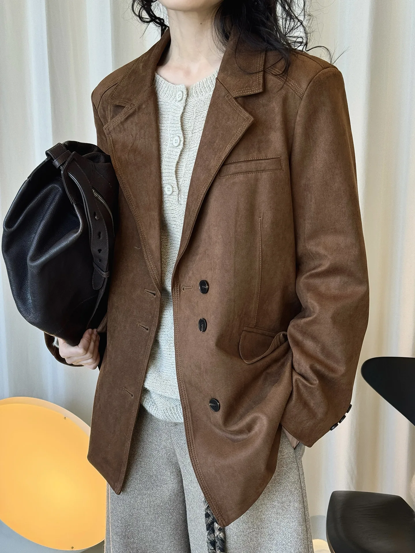 

Early spring new Parisian retro design symmetrical pocket suede suit loose and crisp jacket for women